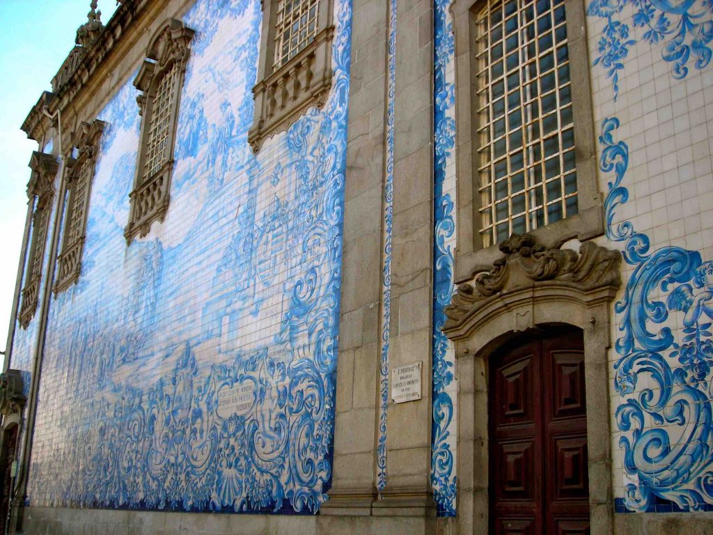 azulejos sur une façade portuane
