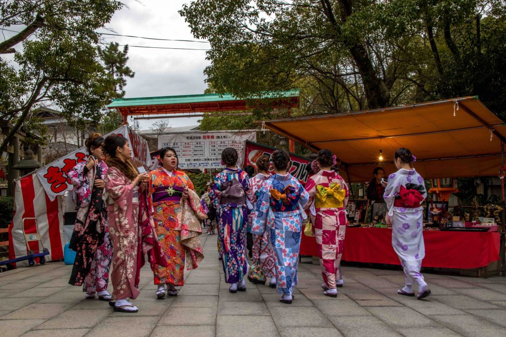 jeunes filles en tenue traditionnelle à kyoto