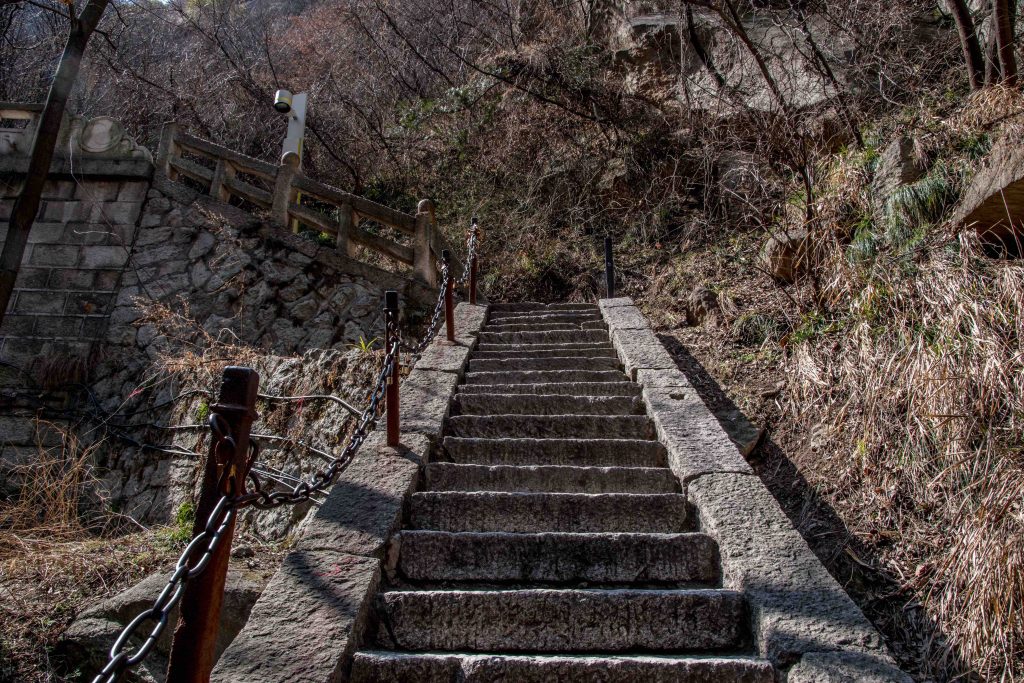 montée des marches sur le mont Hua en Chine