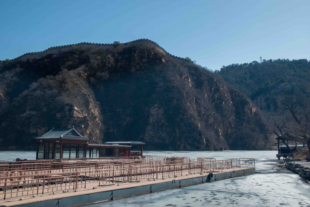 lac artificiel au pied de la grande muraille de Chine