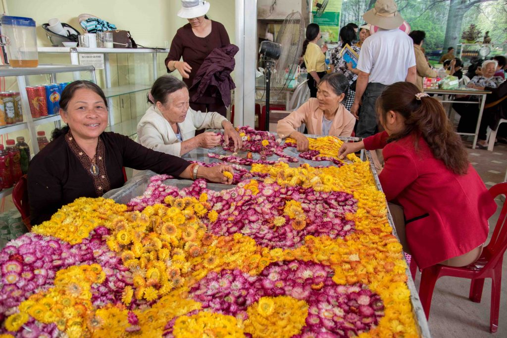 tapisserie de fleurs à la pagode de Linh Phuoc à Da Lat au Vietnam