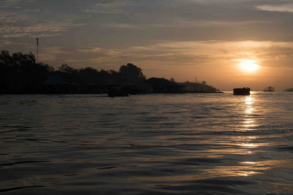 lever de soleil sur le delta du Mékong au Vietnam