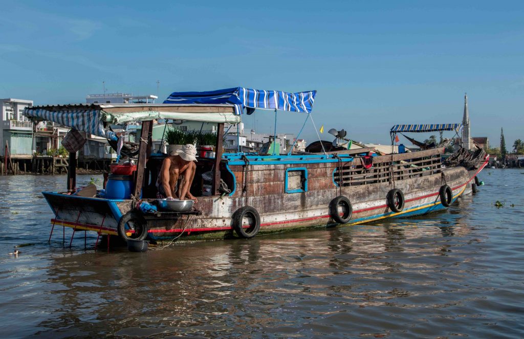 marché flottant à Cai Be sur la rivière du Mékong au Vietnam
