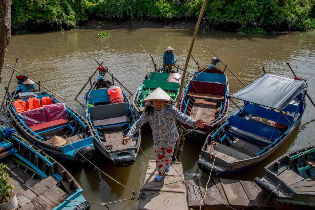 Ride in a boat on the Mekong delta to the Viet Nam