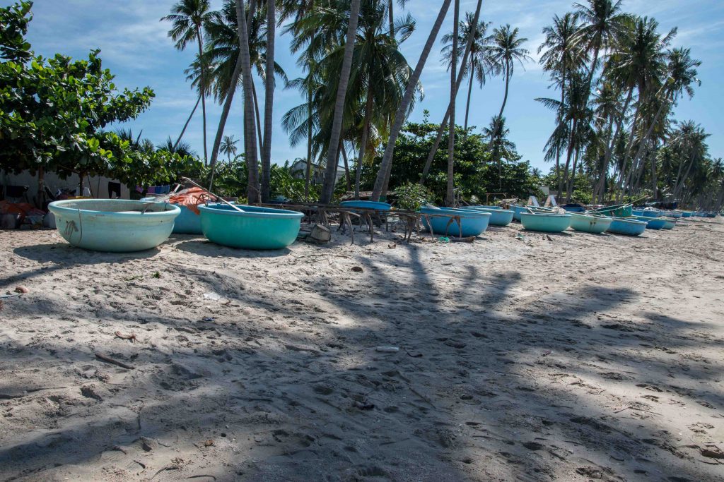 embarcations sur le bord de la plage à Mui Ne au sud du Vietnam