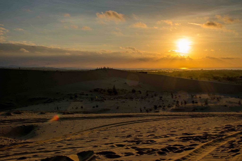 lever de soleil sur les dunes de sable blanc à Mui Ne au sud du Vietnam