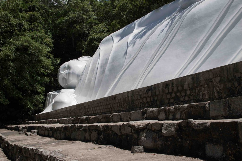 Le plus long Buddha allongé d'Asie, au mont Ta Cu à Mui Ne au sud du Vietnam