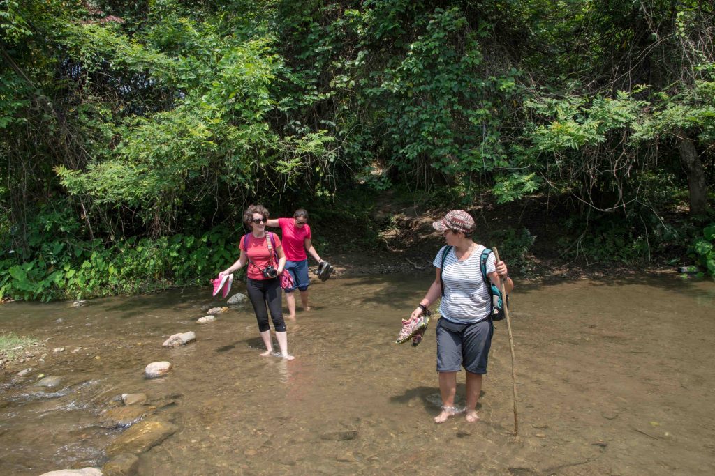 traversée de la rivière pour rejoindre les villages traditionnels à côté de Muong Ngoi
