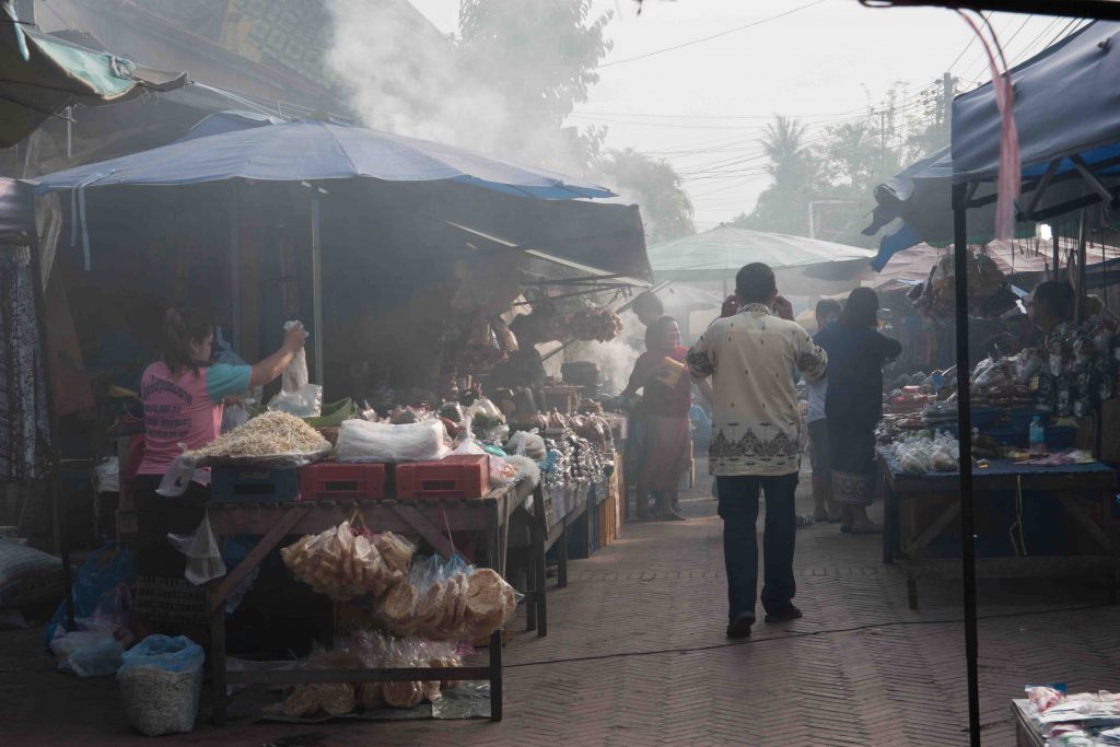 the morning to luang prabang market