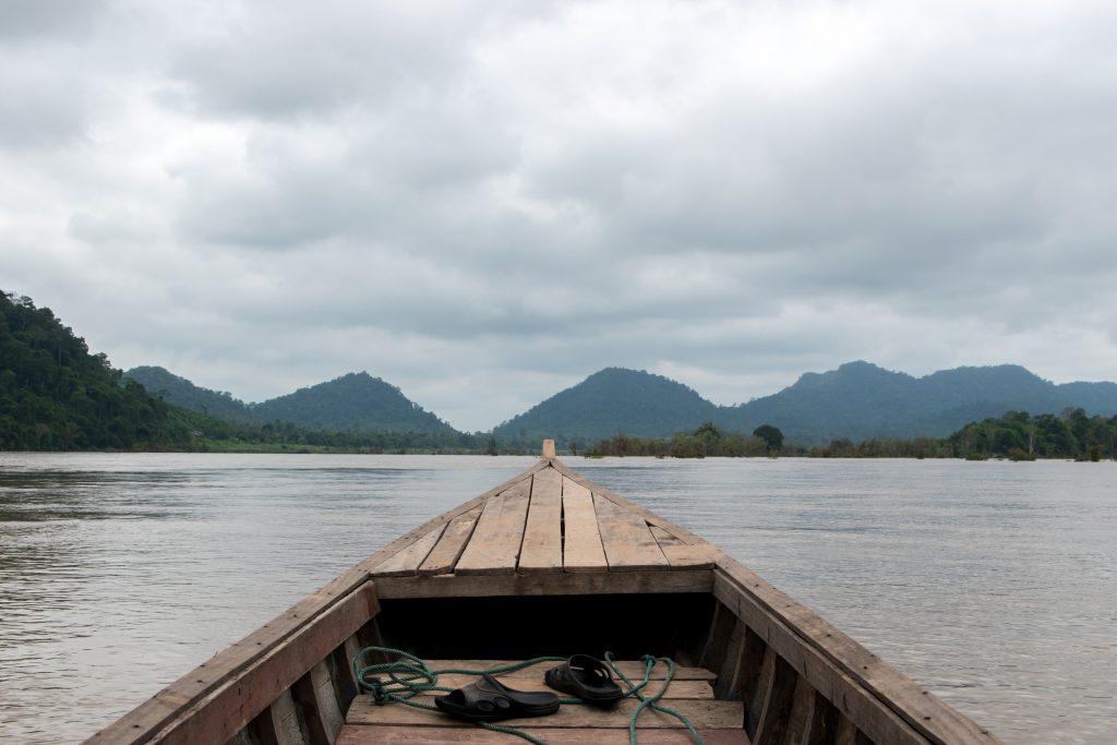 sur notre petit bateau à la recherche des dauphins d'eau douce dans le Mékong au Laos