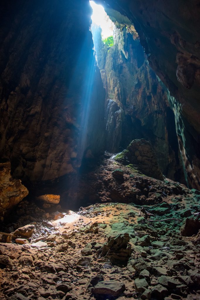 puits de lumière dans la Dark cave à côté de la Batu caves vers Kuala Lumpur en Malaisie