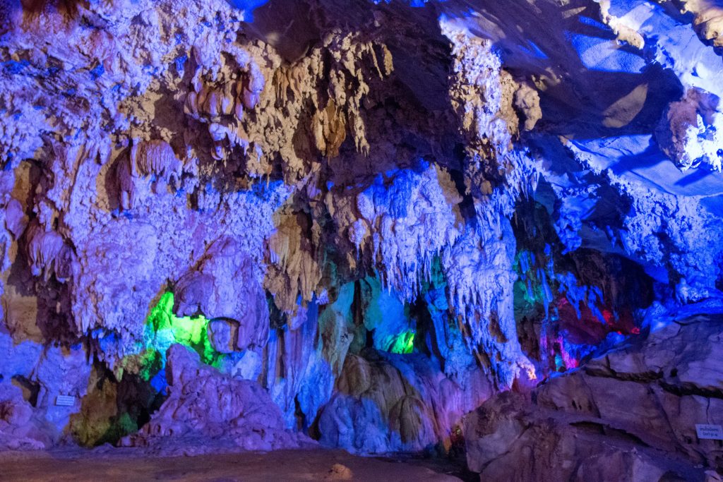 grotte multicolore sur la boucle de thakhek au Laos