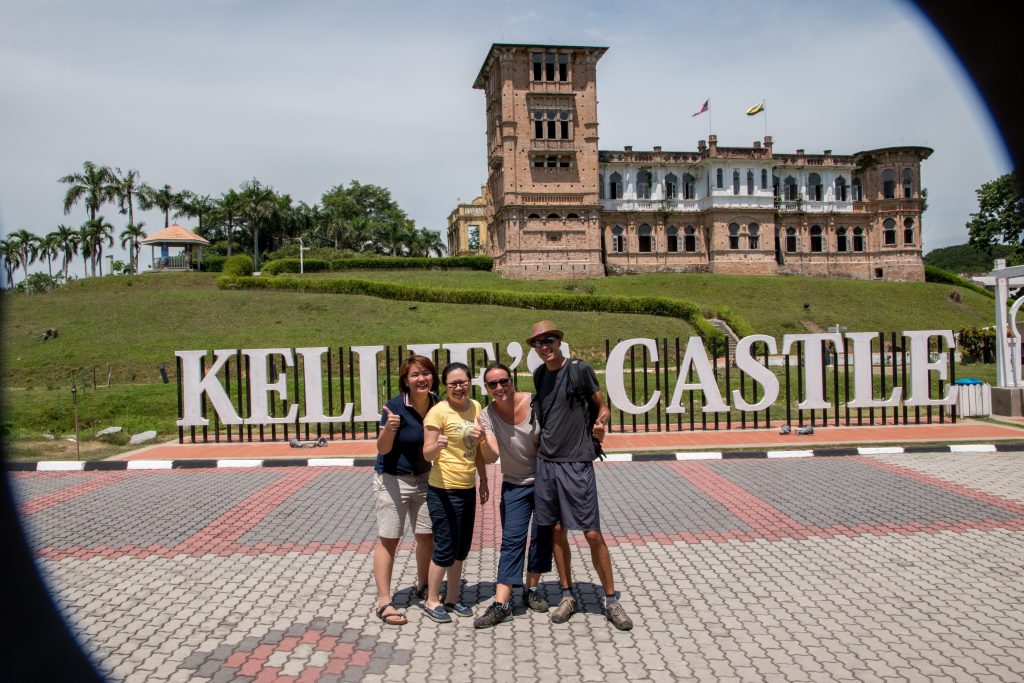 Pause devant l'entrée du Kellie's castle à côté de Ipoh en Malaisie