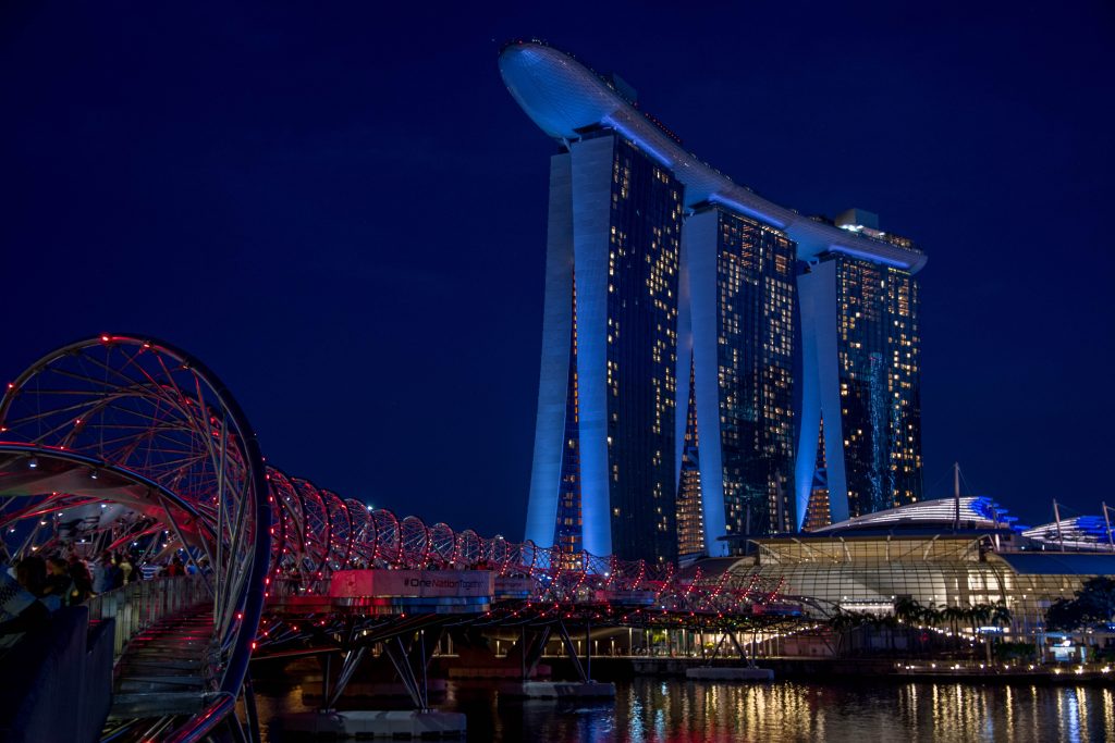 Promenade très connue sur le Helix Bridge reliant au Marina Bay Sands à Singapour