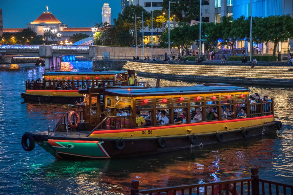 barques de touristes sur la rivière dans la baie de Singapour