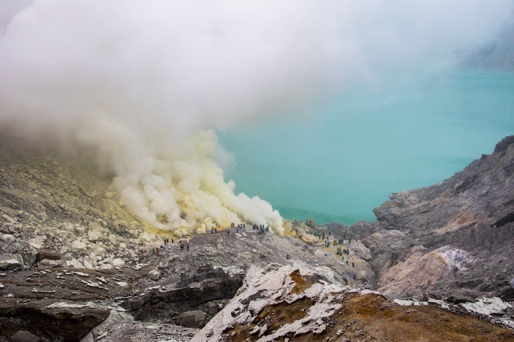 Fumées de soufre à côté du lac d'acide dans le cratère du volcan Kawa Ijen en Indonésie