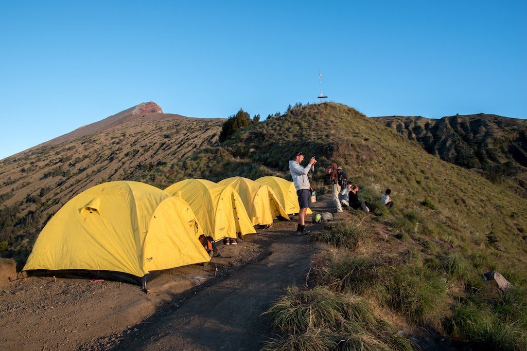 camp de base sur le trek du Rinjani sur l'île de Lombok en Indonésie