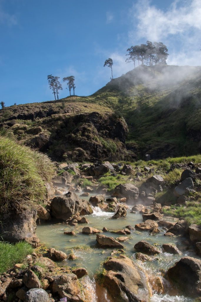 sources d'eau chaude à côté du lac au volcan Rinjanin, sur l'île de Lombok en Indonésie