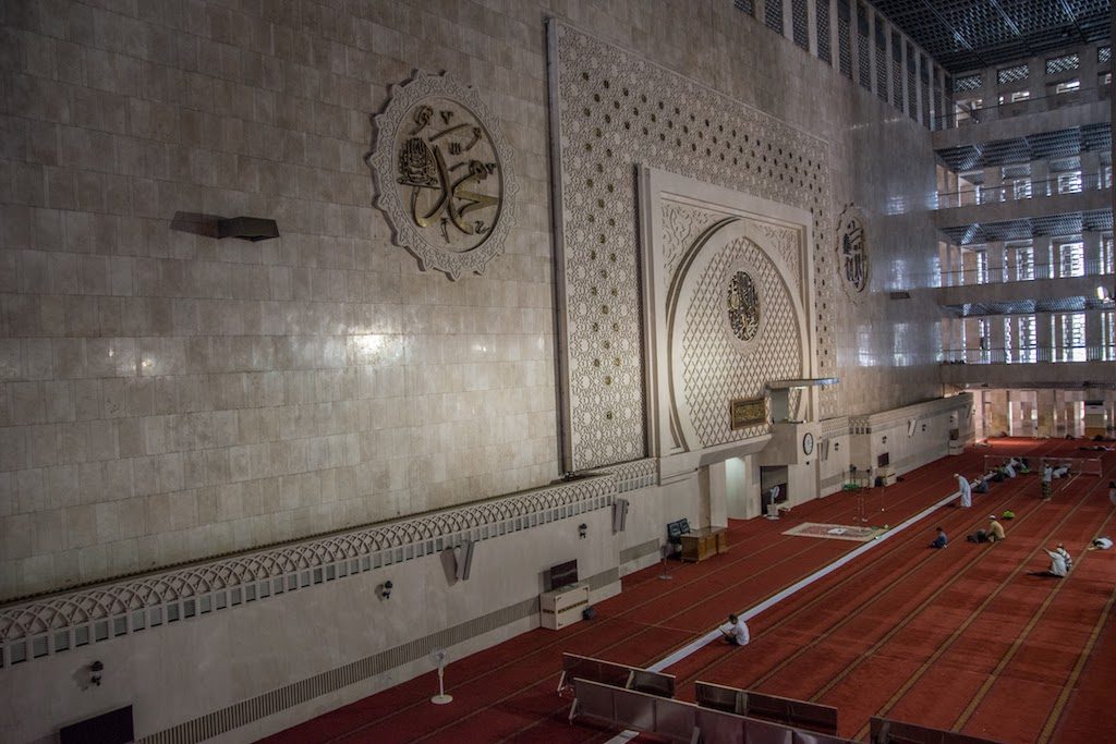 intérieur de la grande mosquée Masijd Istiqlal, à Jakarta