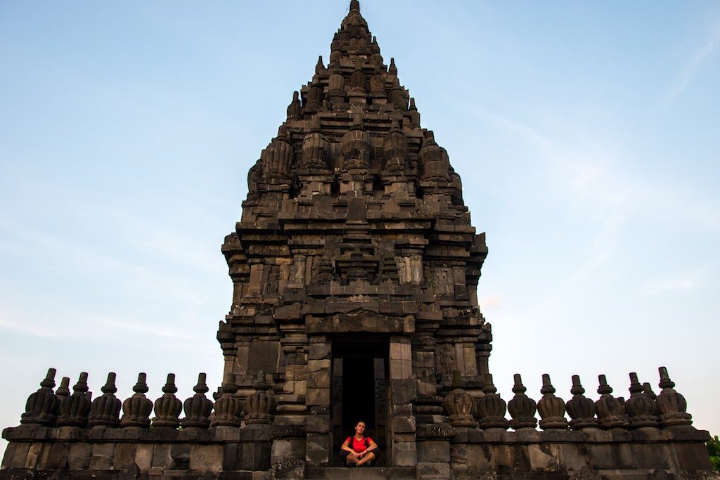 Pause à la porte d'une des temples du complexe de Pambanan à Yogyakarta