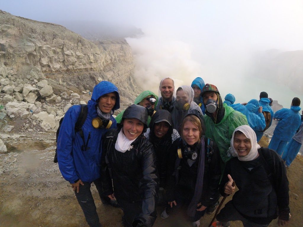 photo de groupe après notre trek sur le volcan Kawa Ijen en Indonésie
