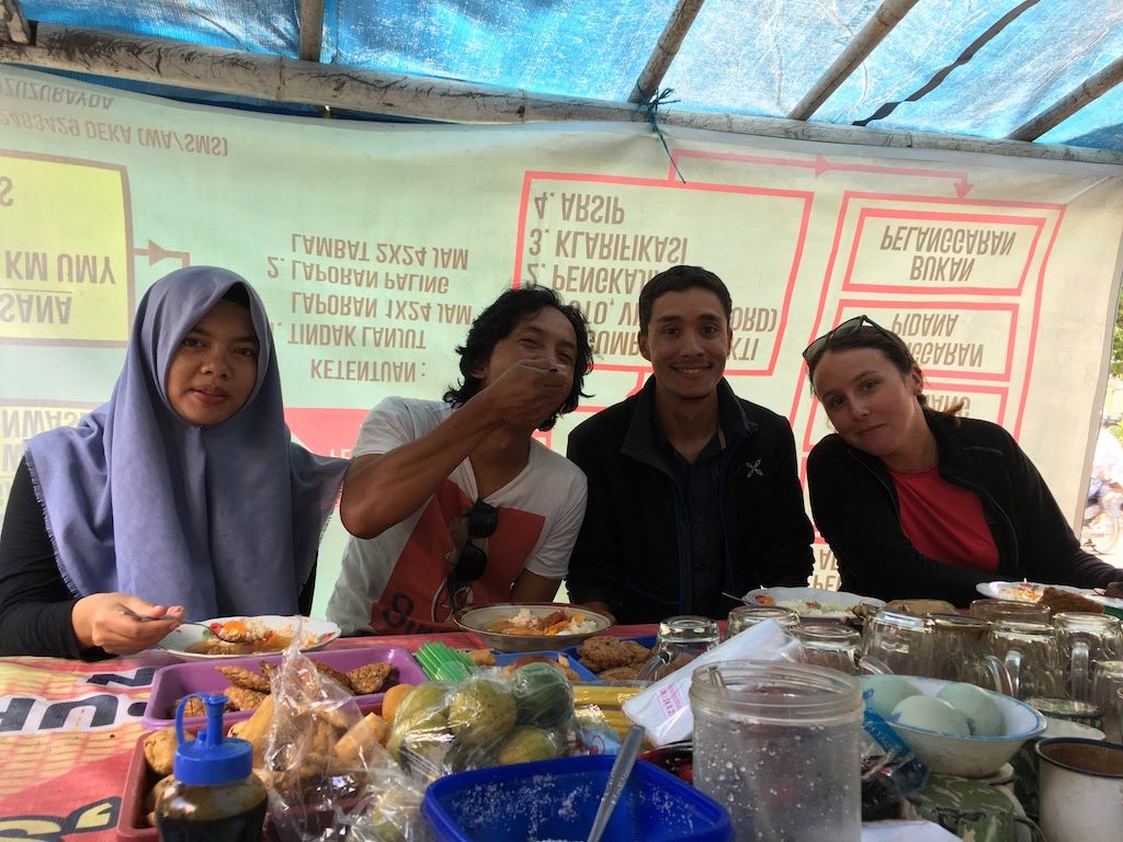 Breakfast in the streets of Yogyakarta with Andy and his daughter
