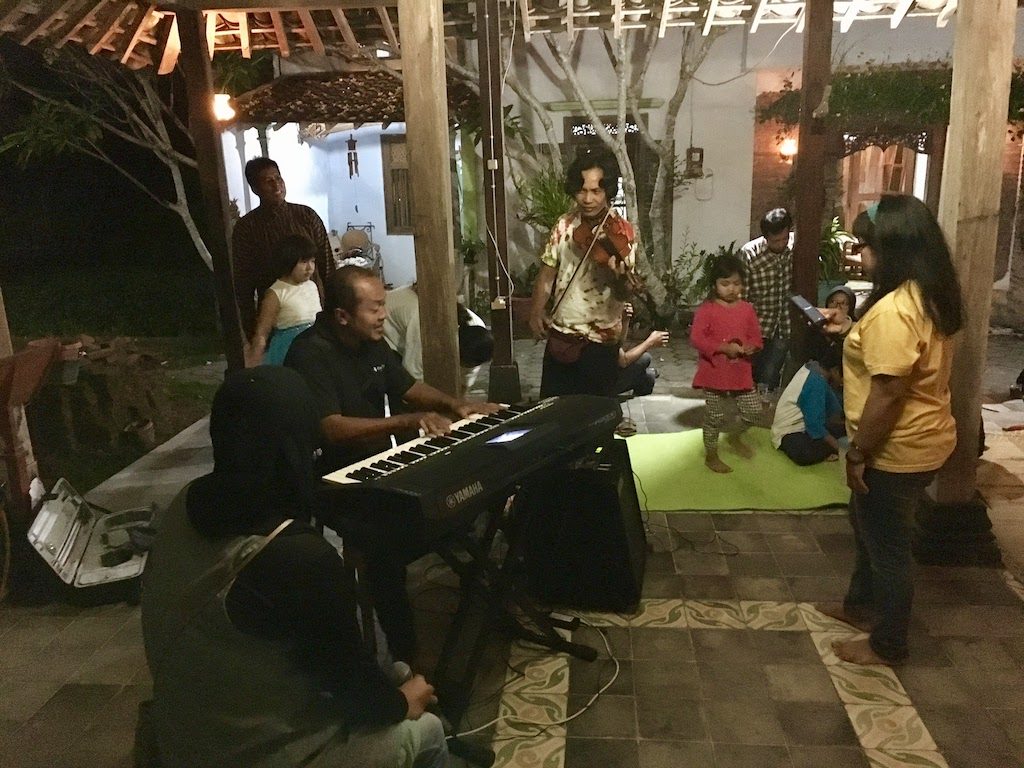 fête de fin de Ramadan chez des amis de la famille à Yogyakarta, en Indonésie