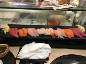 sushis sur le fish market de tsukiji