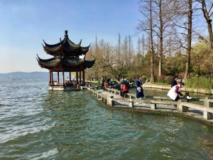 promenade au bord du lac de l'ouest à Hangzhou