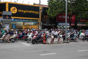 rue remplie de scooters dans ho chi minh city