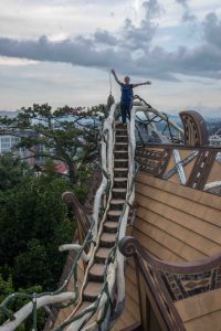 Sur le toit de la Crazy House à Da Lat au Vietnam