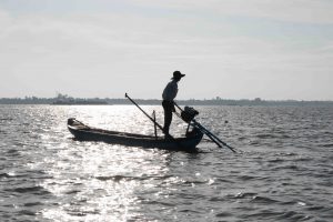 pêcheur sur la rivière du Mékong au Vietnam