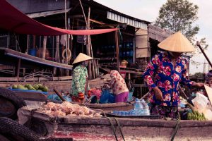 marché flottant de Can Tho dans le delta du Mékong au Vietnam