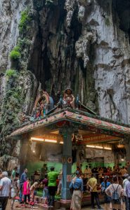 temple hindou au milieu de la grotte de Batu à côté de Kuala Lumpur en Malaisie