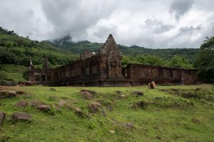 allée menant au sanctuaire de Wat Phou à Champasak au Laos