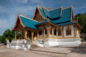 temple bouddhiste derrière le grand Bouddha doré à Paksé au Laos