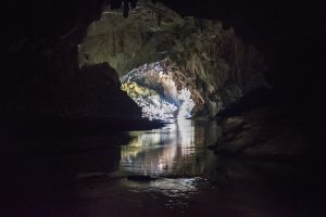 sortie de la grotte de Konglor sur la boucle de Thakhek au Laos