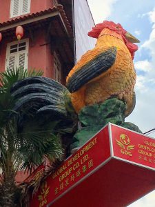 coq à l'entrée du quartier chinois de Melaka en Malaisie
