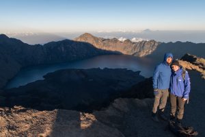 vue sur le cratère depuis le sommet du volcan Rinjani sur l'île de Lombok en Indonésie
