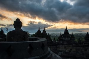 les bouddhas sont cachés dans des stupas, parfois ouverts, dans le complexe de Borobudur à côté de Yogyakarta