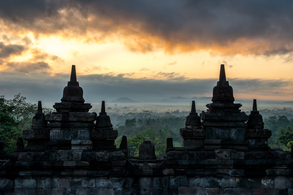 lever de soleil sur le complexe bouddhiste de Borobudur, au nord de Yogyakarta