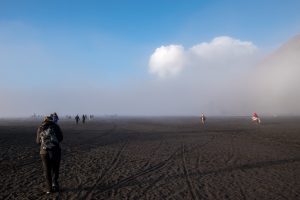 Traversée de la caldeira pour rejoindre le cratère du volcan Bromo en Indonésie