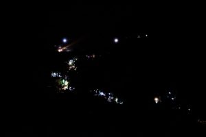 Plusieurs centaines de touristes descendant de nuit dans le cratère Kawa Ijen pour voir le spectacle des flammes bleues